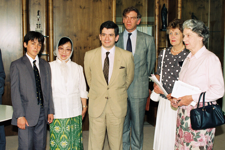 Nuotrauka 18: The 1990 Sakharov Prize is awarded to Aung San Suu Kyi who is represented to receive the prize by her son Kim and her husband Michael ARIS