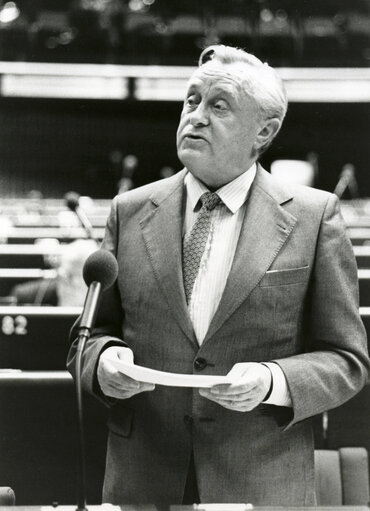 Photo 22 : Victor ABENS speaks in plenary session in July 1981