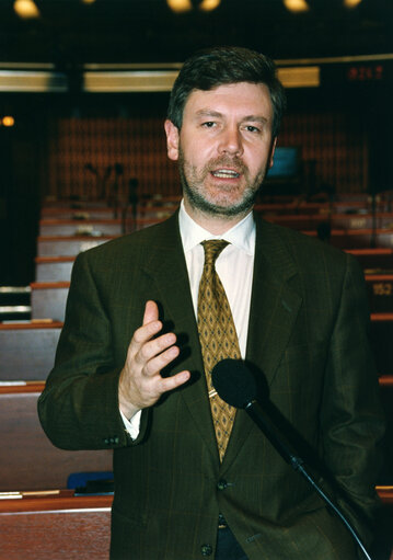 Foto 6: Portrait of MEP Karel DE GUCHT in the hemicycle in Strasbourg in 1992