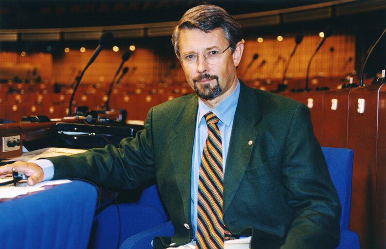 Fotogrāfija 4: Friedhelm FRISCHENSCHLAGER in the hemicycle of the EP in Strasbourg.