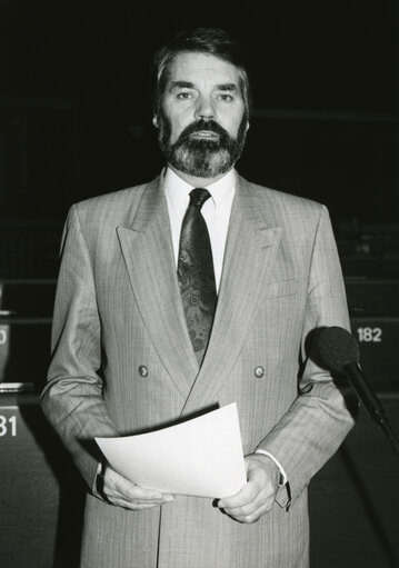 Photo 3: MEP Proinsias DE ROSSA attends a plenary session in Strasbourg in November 1990