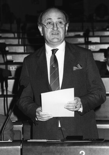 Fotografi 3: MEP Gerard COLLINS speaks in plenary session in June 1990