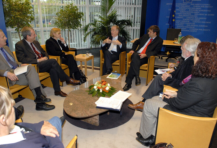 Foto 3: Meeting of the Spanish delegation with the United Nations High Representative for the Alliance of Civilizations.