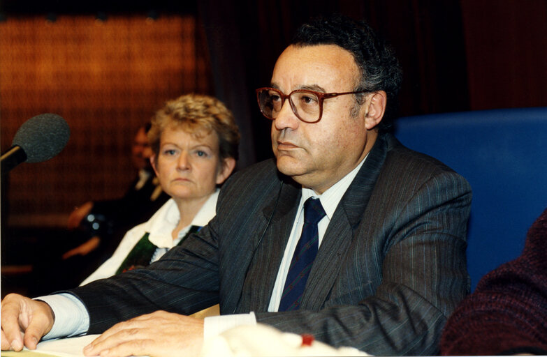 Billede 2: MEP Joao CRAVINHO presides over a plenary session in Strasbourg in February 1991