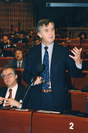 Φωτογραφία 4: Baron Tristan GAREL-JONES, British Minister for Europe, speaks in plenary session in Strasbourg in October 1992