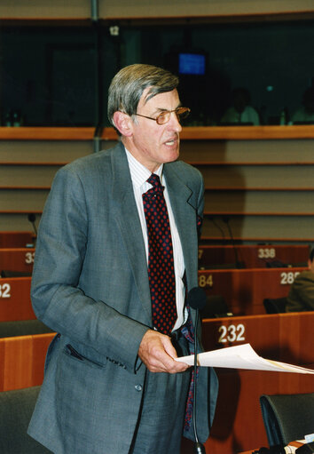 Zdjęcie 32: John Alexander CORRIE in plenary session in Brussels