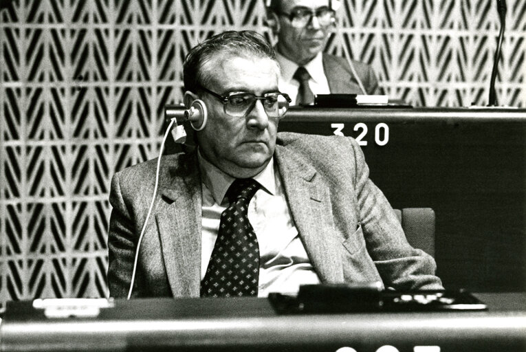 Giovanni PAPAPIETRO attends a plenary session in january 1984