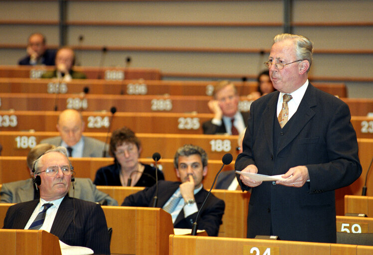 Fotografie 4: Meeting on the resignation of the SANTER Commission.