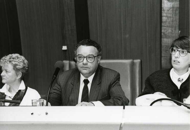 Billede 3: MEP Joao CRAVINHO presides over a plenary session in Strasbourg in February 1991