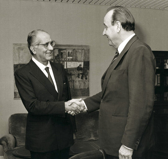 Foto 4: Italian Foreign Minister Emilio COLOMBO and German Foreign Minister Hans-Dietrich GENSCHER meet in October 1982