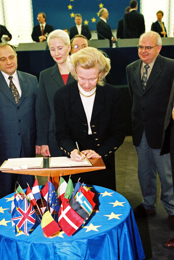 Φωτογραφία 5: Signature of the EU Budget for the year 2000.