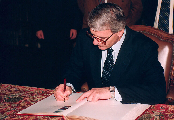 Zdjęcie 7: British Prime Minister John MAJOR makes an official visit to the EP in Strasbourg in 1992