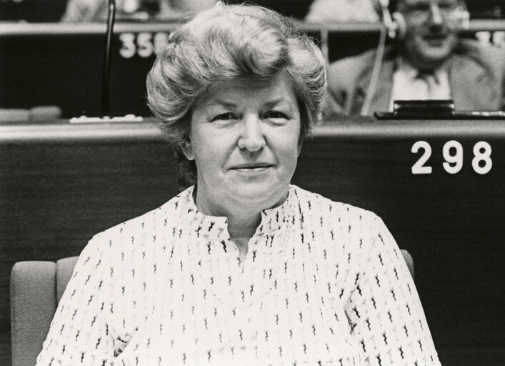 Fotagrafa 5: Cornette LENTZ attends a plenary session in June 1981