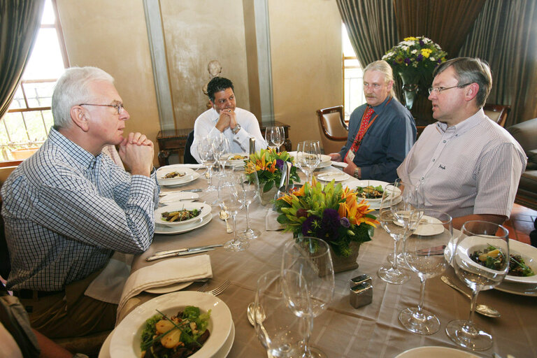 Fotografija 9: Hans-Gert POETTERING, EP President, makes an official visit to South Africa - EP President with South African Minister of the Environment Martinus Van Schalkwyk . The two met for a luncheon at the Castello Di Monte restaurant in Pretoria