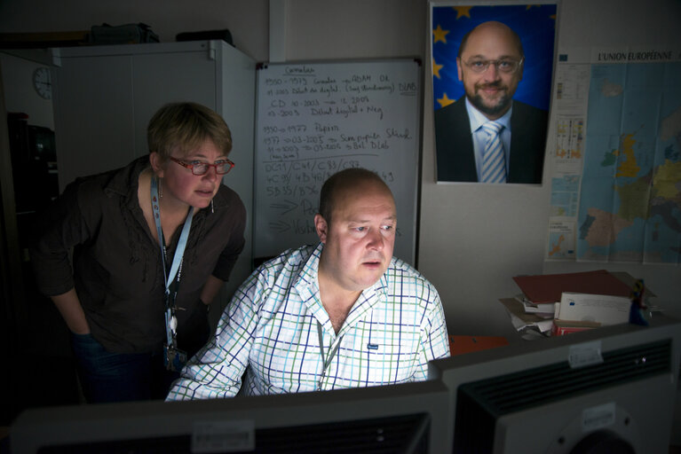 Valokuva 2: Staff of the Photo Service of the EP working on a computer during power outage