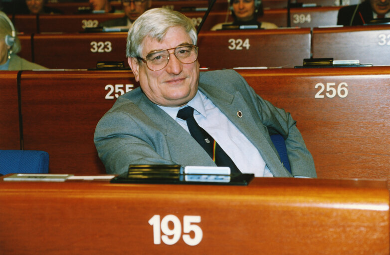 Nuotrauka 2: MEP Alex FALCONER attends a plenary session in Strasbourg in January 1993