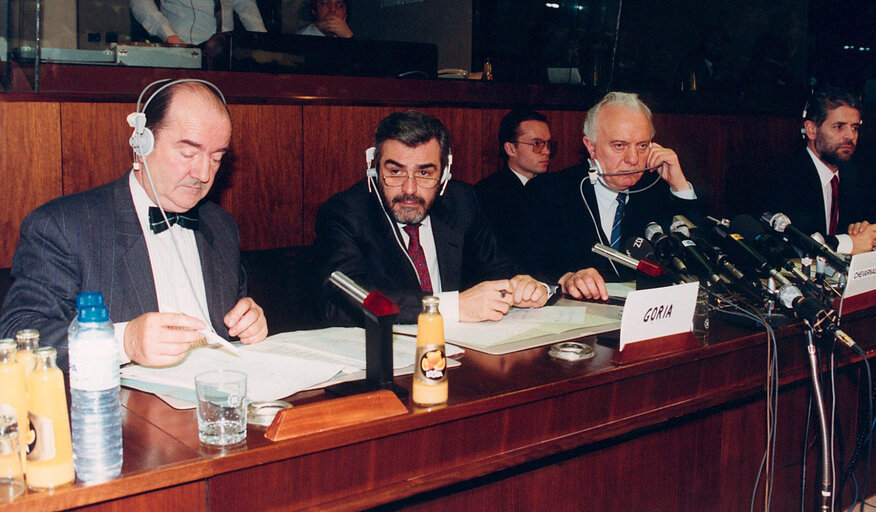 Fotografija 12: Russian Foreign Minister addresses the AFET Committee of the EP in Brussels on December 19, 1989