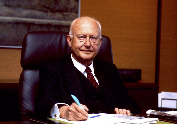 Photo 13: Pierre PFLIMLIN, EP President, in 1984