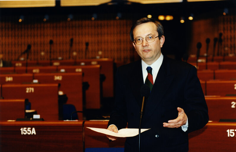 Fotografi 3: Michl EBNER in plenary session in Brussels.