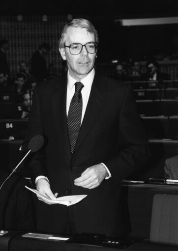 Zdjęcie 8: British Prime Minister John MAJOR makes an official visit to the EP in Strasbourg in 1992