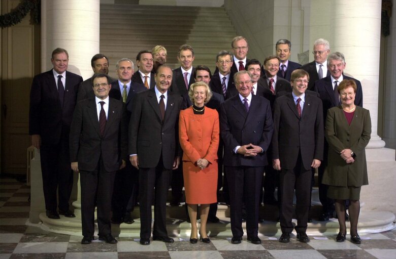 Fotografija 7: Family picture with the EP President at the EU Summit of Laken.