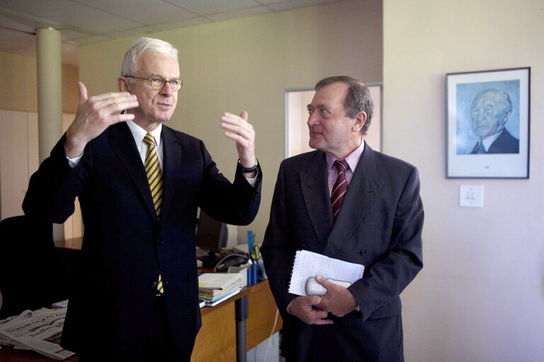 Foto 28: Hans-Gert POETTERING, EP President, makes an official visit to South Africa - EP President chats with Dr. Werner Bohler during his meeting with the Konrad-Adenauer-Stiftung Foundation in Johannesburg