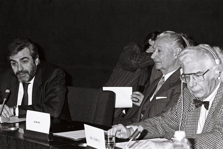 Photo 16 : The 1989 SAKHAROV Prize is awarded to Alexander DUBCEK