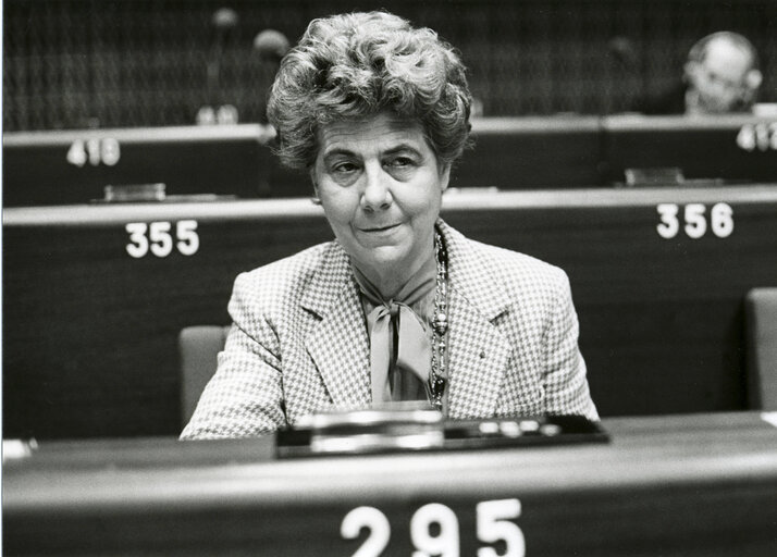 Billede 7: Louise MOREAU attends a plenary session in May 1981