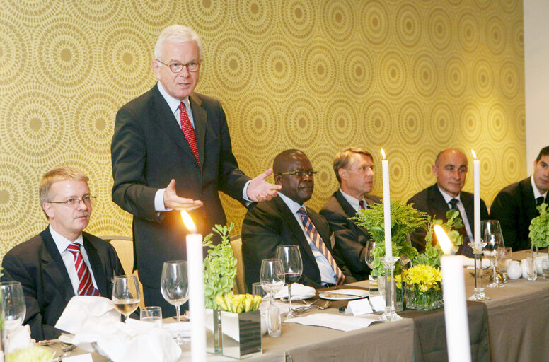 Foto 6: Hans-Gert POETTERING, EP President, makes an official visit to South Africa - EP President  speaks at the beginning of a dinner hosted by members and others of the Konrad-Adenauer-Stiftung Foundation in Johannesburg