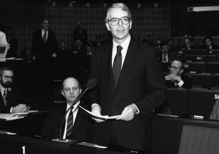 Zdjęcie 9: British Prime Minister John MAJOR makes an official visit to the EP in Strasbourg in 1992