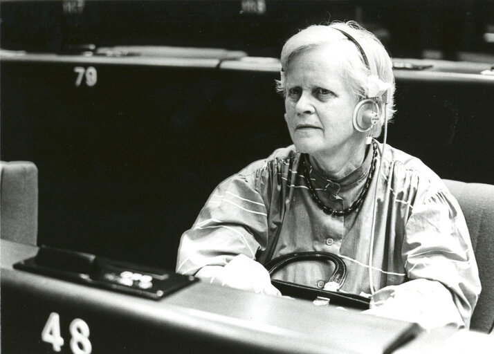 Fotagrafa 3: Bodil BOSERUP attends a plenary session in June 1981