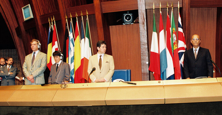 Nuotrauka 16: The 1990 Sakharov Prize is awarded to Aung San Suu Kyi who is represented to receive the prize by her son Kim and her husband Michael ARIS