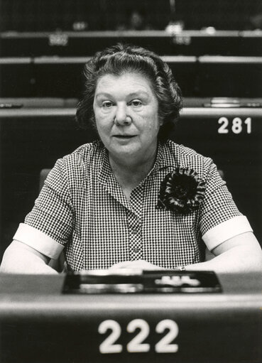 Fotagrafa 19: Luise HERKLOTZ attends a plenary session in June 1981