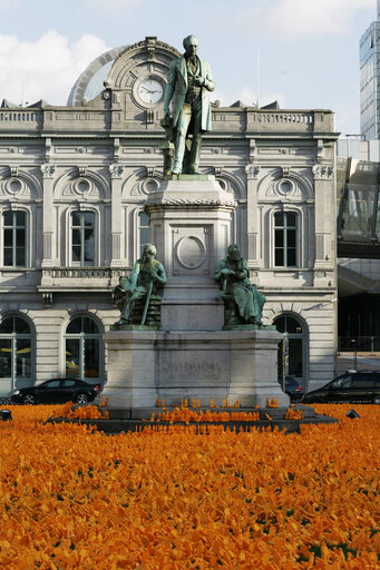 Fotó 7: Flowers on the Luxembourg Place in Brussels representing the signatures for the climate manifesto - A global price on carbon dioxide emissions, support for climate friendly technologies