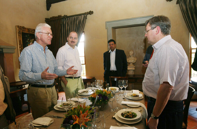 Foto 13: Hans-Gert POETTERING, EP President, makes an official visit to South Africa - EP President  with South African Minister of the Environment Martinus Van Schalkwyk . The two met for a luncheon at the Castello Di Monte restaurant in Pretoria