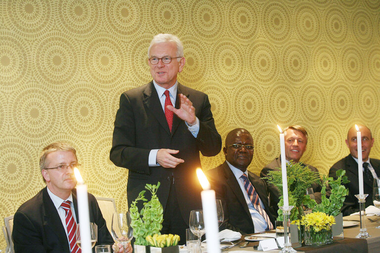 Foto 5: Hans-Gert POETTERING, EP President, makes an official visit to South Africa - EP President  speaks at the beginning of a dinner hosted by members and others of the Konrad-Adenauer-Stiftung Foundation in Johannesburg