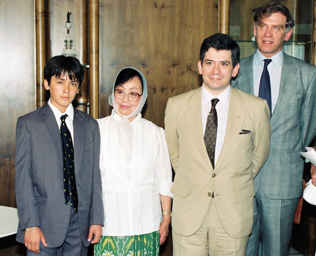 Nuotrauka 17: The 1990 Sakharov Prize is awarded to Aung San Suu Kyi who is represented to receive the prize by her son Kim and her husband Michael ARIS