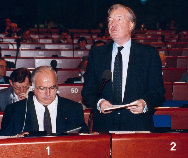 Fotografie 3: Irish Prime Minister Charles HAUGHEY and German Chancellor Helmut KOHL attend a plenary session in Strasbourg in May 1990