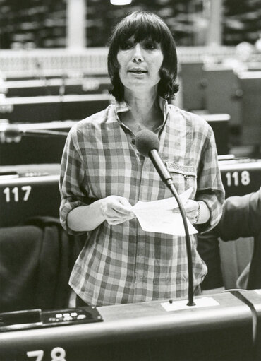 Снимка 4: Carla BARBARELLA  speaks in plenary session in June 1981