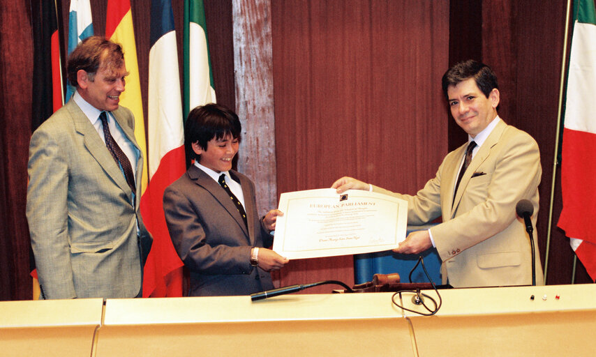 Nuotrauka 15: The 1990 Sakharov Prize is awarded to Aung San Suu Kyi who is represented to receive the prize by her son Kim and her husband Michael ARIS