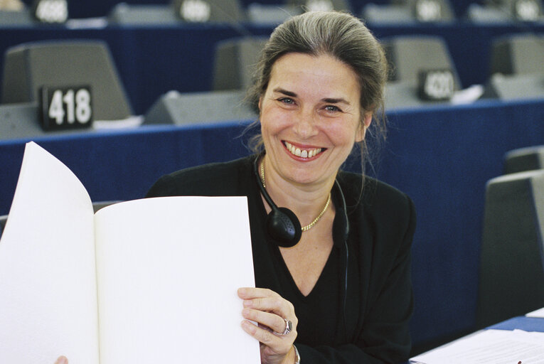 Fotografia 5: MEP Marie-Therese HERMANGE in the hemicycle in Strasbourg