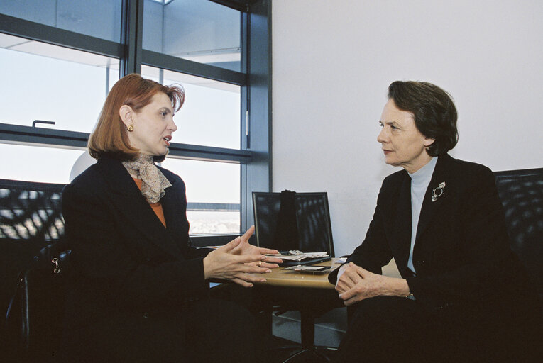 Foto 3: MEP Catherine LALUMIERE meets with Ms POPA in Strasbourg