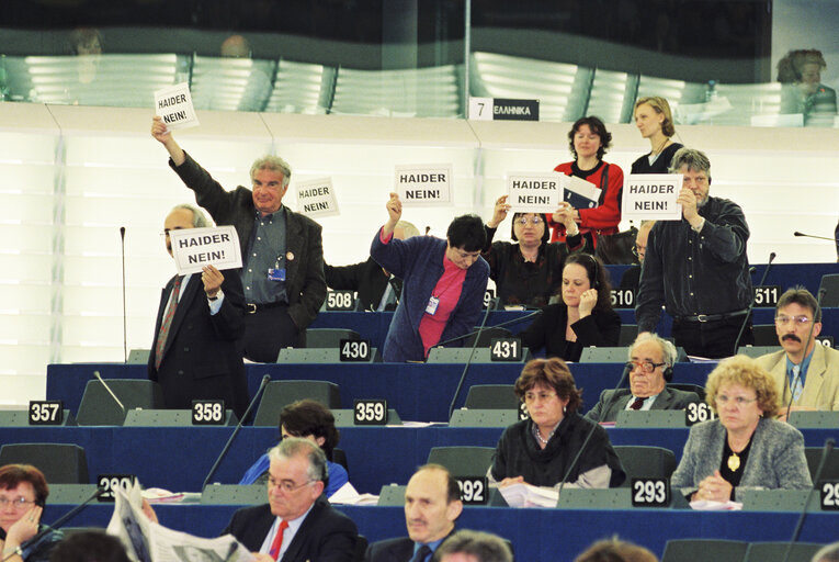 Formal sitting with the President of Austria, Thomas KLESTIL, in Strasbourg - Protest against Jorg HAIDER