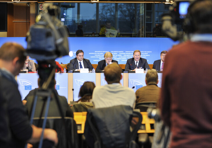 Foto 5: Press conference : EU-US cooperation to restore trust following allegations of NSA's mass surveillance of EU citizens.