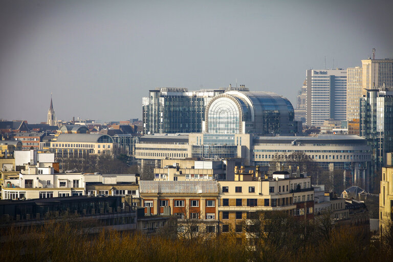 Foto 2: Outside view of the EP Headquarters in Brussels from Cinquantenaire Park