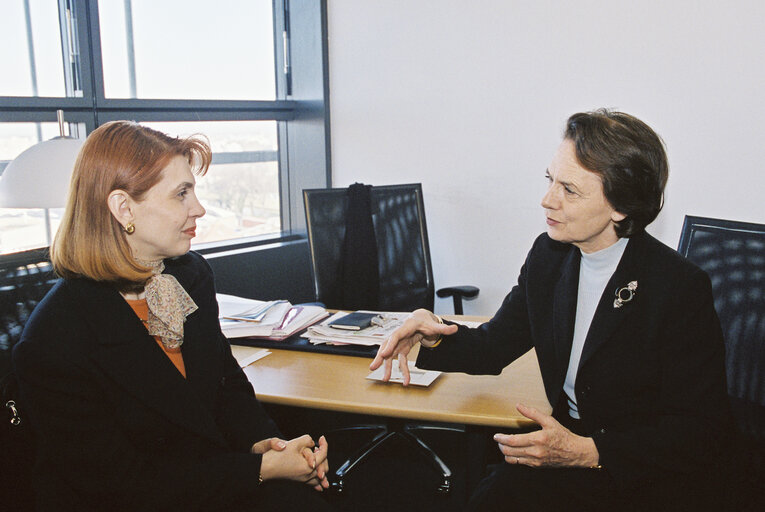 Valokuva 4: MEP Catherine LALUMIERE meets with Ms POPA in Strasbourg