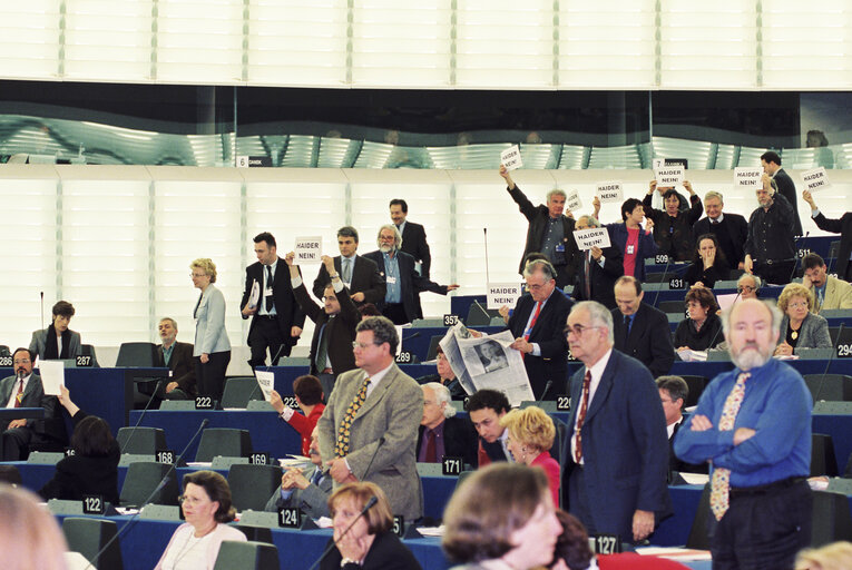 Formal sitting with the President of Austria, Thomas KLESTIL, in Strasbourg - Protest against Jorg HAIDER