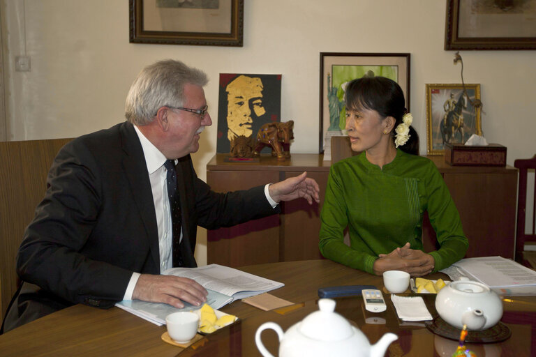 Fotografi 21: Myanmar, Yangon, 29 February 2012.  MEETING OF THE MEMBERS FROM THE EUROPEAN PARLIAMENT WITH AUNG SAN SUU KYI.  Chairman Werner LANGEN Member Germany Christlich Demokratische Union Deutschlands ) during the metting with Aung San Suu Kyi at her house.