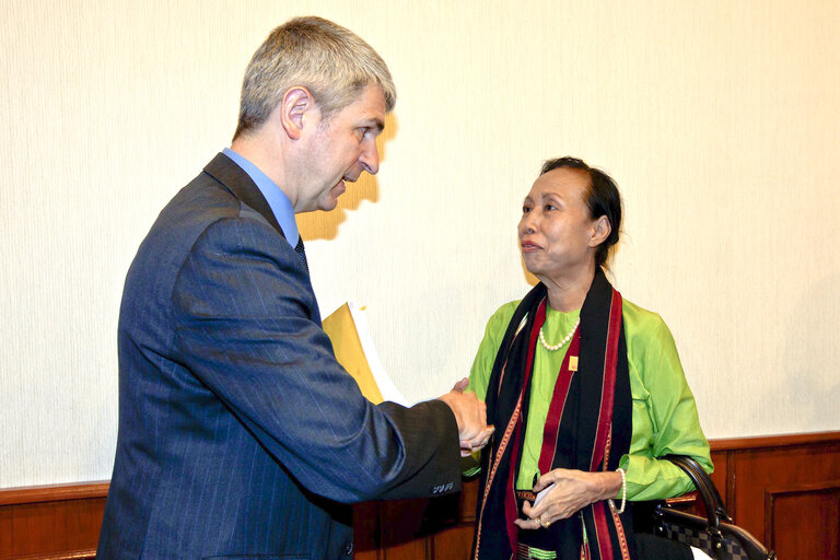 Fotografi 10: MEETING  OF THE MEMBERS FROM THE EUROPEAN PARLIAMENT WITH THE POLITICAL PARTIES FROM MYANAMAR.  Vice-Chair.Ivo BELET Member Belgium Christen-Democratisch & Vlaams ); speak to Dan Cho Cho Kyan from the Democratic Party Myanmar; after the end of the meeting.