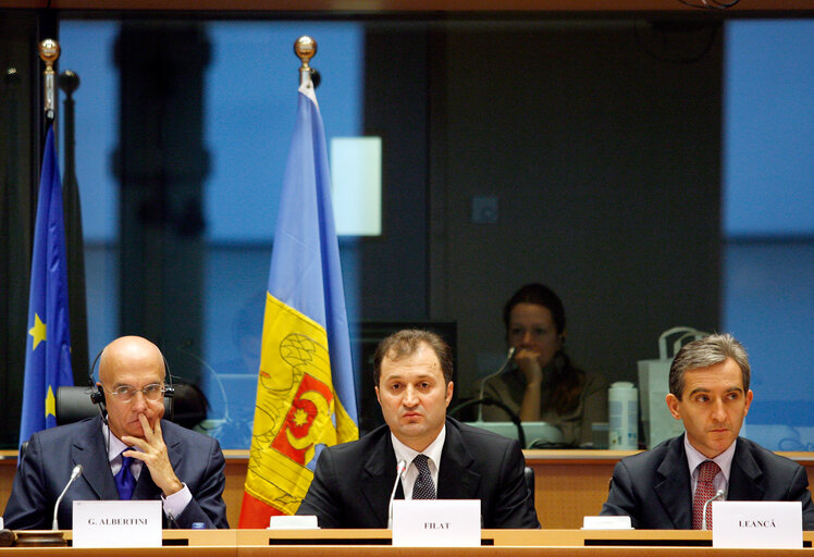 Valokuva 4: AFET Committee discussion  with the Prime Minister and the Minister of Foreign Affairs of  the Republic of Moldova, on the current political situation in the Republic of Moldova following the parliamentary elections of 29 July 2009.